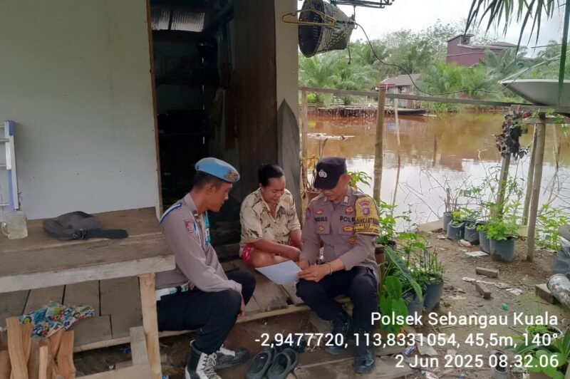 Sambang dengan masyarakat, Personil Polsek Sebangau Kuala sosialisasikan nomor Call center Polsek Sebangau Kuala