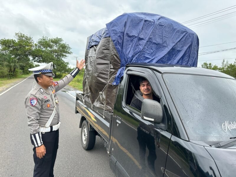 Satlantas Polres Pulang Pisau: Edukasi Sopir Truk Sebelum Penindakan