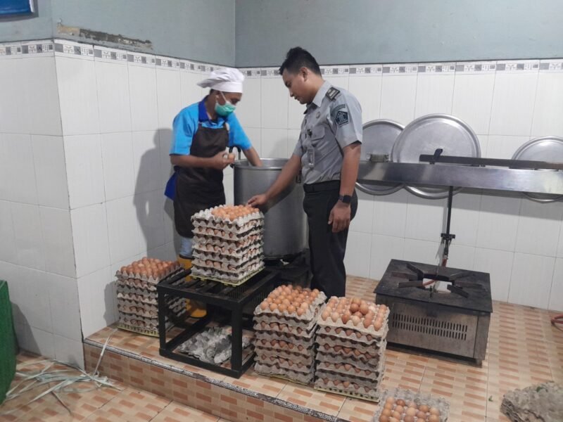PETUGAS DAPUR LAPAS MOJOKERTO LAKUKAN PENGAWASAN KETAT DALAM PENGOLAHAN BAHAN MAKANAN