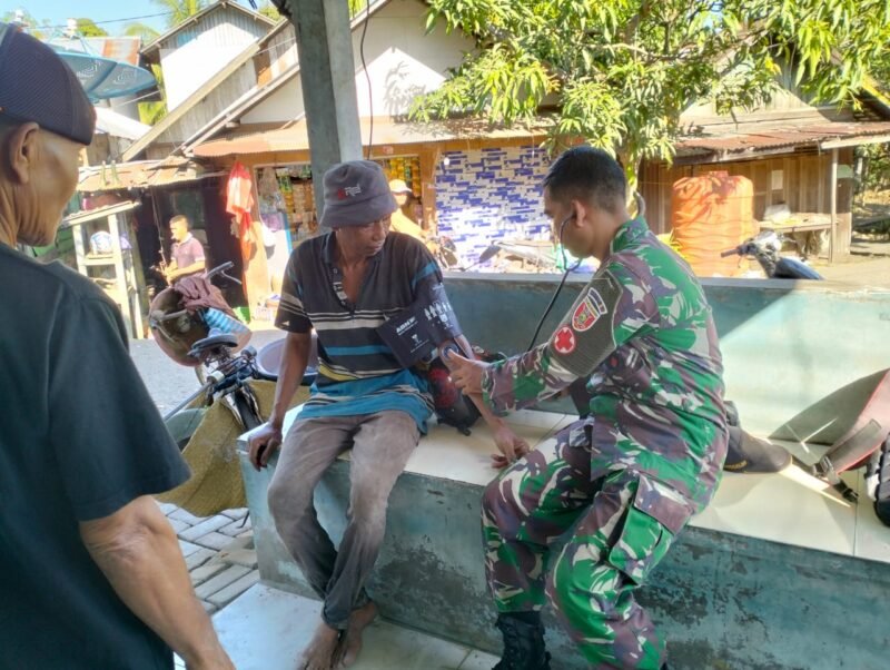 Jelang Penutupan TMMD ke-124, Tim Kesehatan TNI Berikan Pelayanan Tulus Bagi Warga Pengambau Hilir Luar