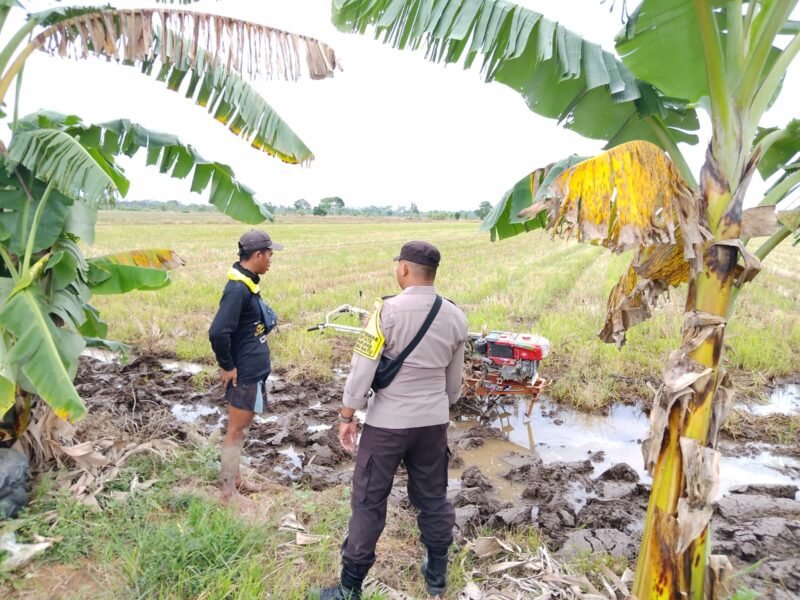 CEGAH GANGGUAN KAMTIBMAS DAN JALIN SILATURAHMI, BHABINKAMTIBMAS SAMBANGI WARGA DESA BINAAN
