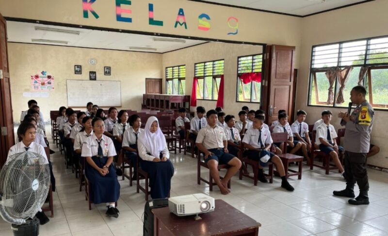 Polri Peduli Pendidikan, Polsek Kahayan Tengah Sosialisasikan Bahaya Grup Facebook 'FANTASI SEDARAH' kepada Pelajar SMP Negeri 2 Bukit Rawi
