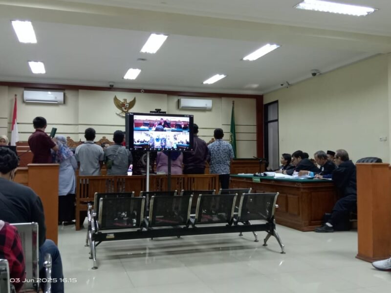 Dalam Kasus Pungli program PTSL Di Desa Trosobo. Keluarga Terdakwa  Intimidasi Saksi Agar Tidak Datang Di Persidangan