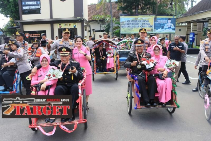 Kapolres Kediri Kota Pimpin Wisuda, Purna Bakti Pegawai Negeri Pada Polri dan Berbagai Sembako Pada Abang Becak
