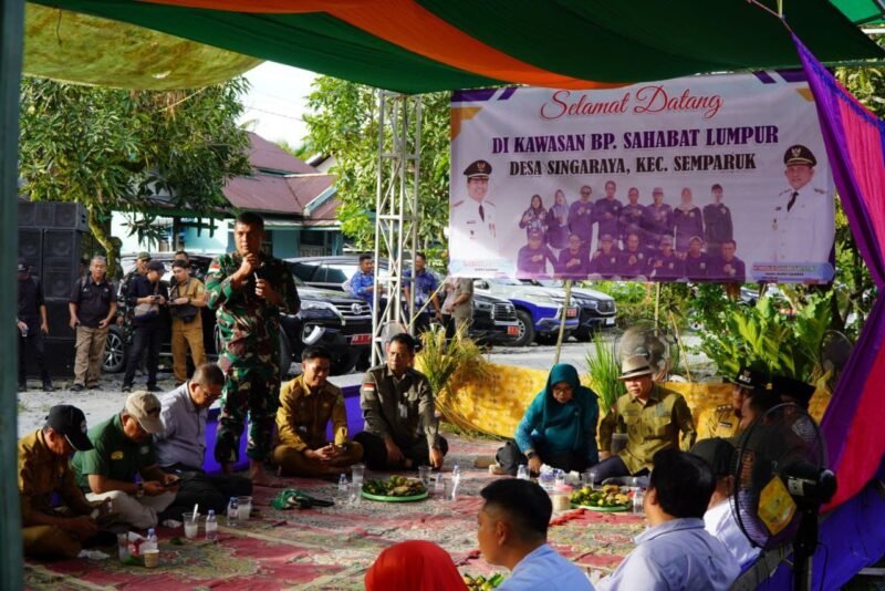 Pawer Ranger Hijau Temani Dandim 1208/Sambas Penan Raya Padi Di Desa Singaraya