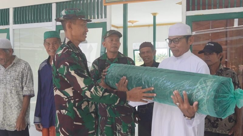 Penyerahan Bantuan Karpet, Tanda Rampungnya TMMD ke-124 di Haruyan
