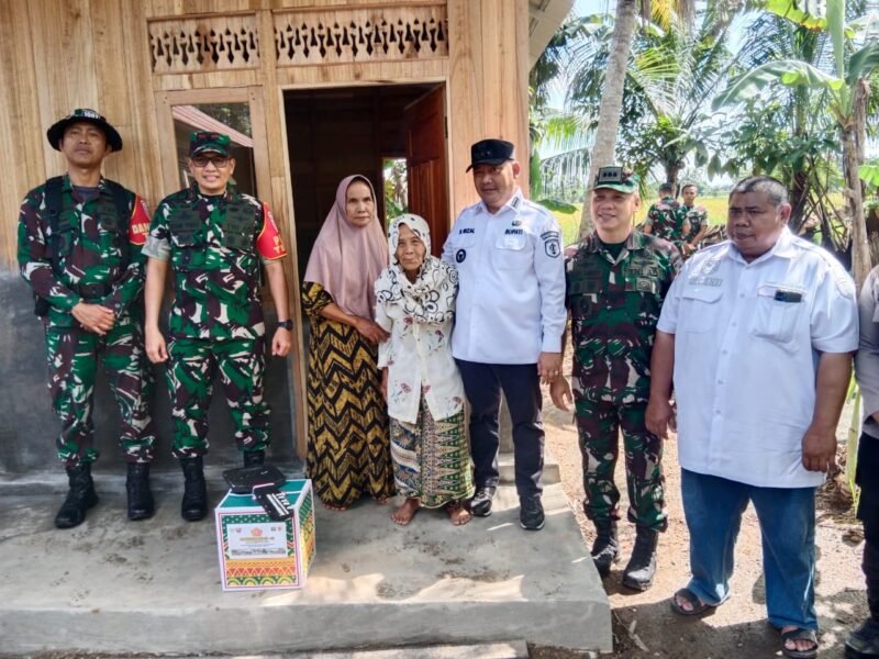 Kebahagiaan Nenek KurbaTerpancar, Rumah Tak Layak Huni, Direhab TNI Melalui Program TMMD ke-124