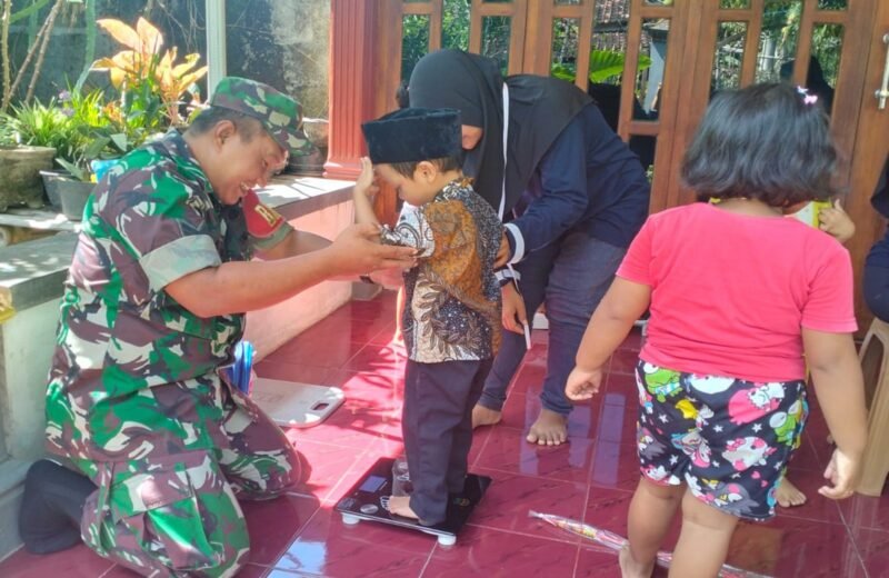 Babinsa Desa Jimbe Dampingi Kader Posyandu