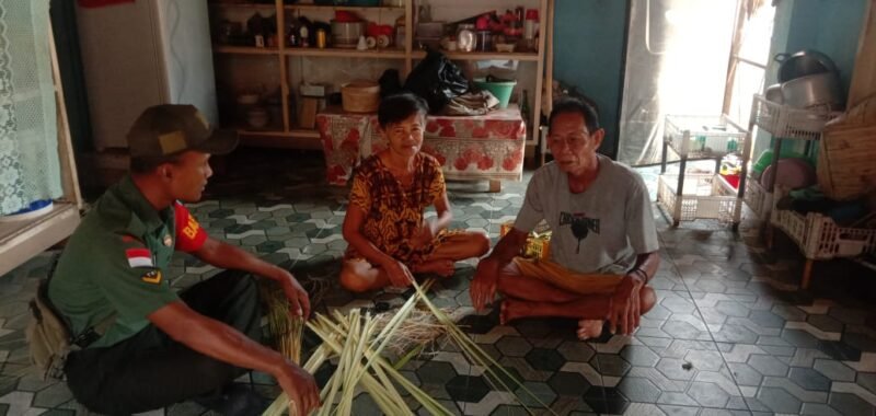 Akrab Babinsa Suah Api Komsos Kepada Warga Pembuat Ketupat Lebaran
