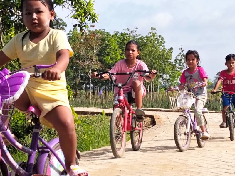 Keceriaan Anak-Anak, Warnai Jalan Baru TMMD ke-124 di Haruyan