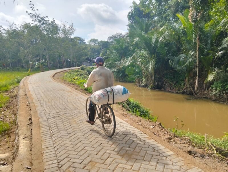 Jalan TMMD, ke-124 di Haruyan: Lancar untuk Kendaraan, Nyaman untuk Sepeda Angkut Hasil Kebun