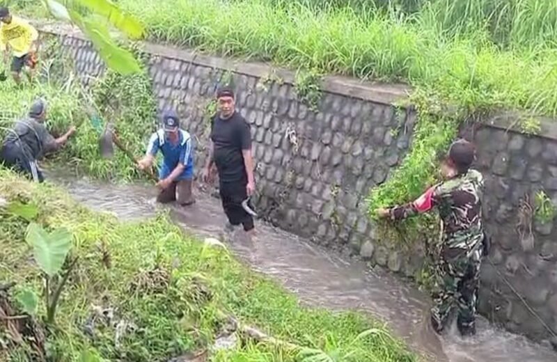 Gotong Royong Babinsa Klampok Dan Warga Bersihkan Sungai Untuk Cegah Banjir Dan Jaga Lingkungan