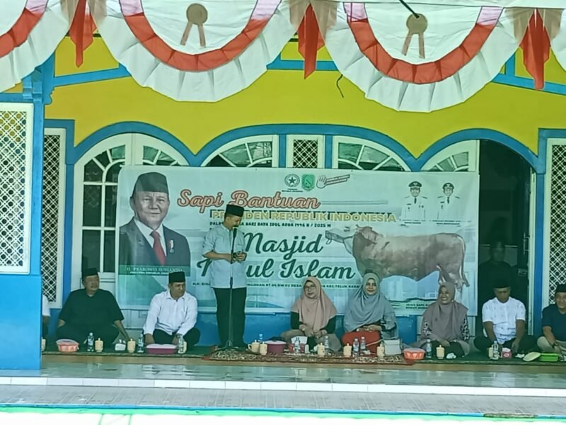 Babinsa Koramil 07/Teluk Keramat Dampingi Pendistribusian Daging Hewan Qurban Bantuan Presiden RI