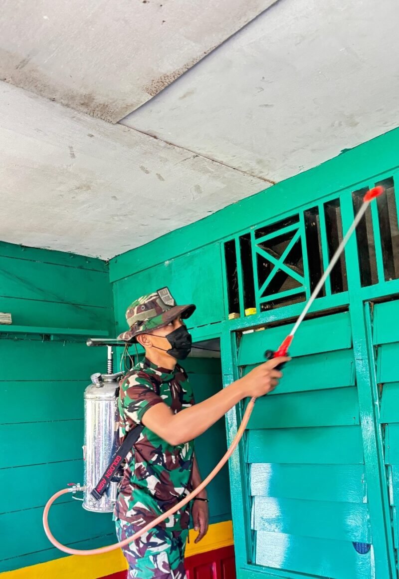 Cegah Penyebaran Malaria, Satgas Yonif 611/Awl Laksanakan Penyemprotan Disinfektan