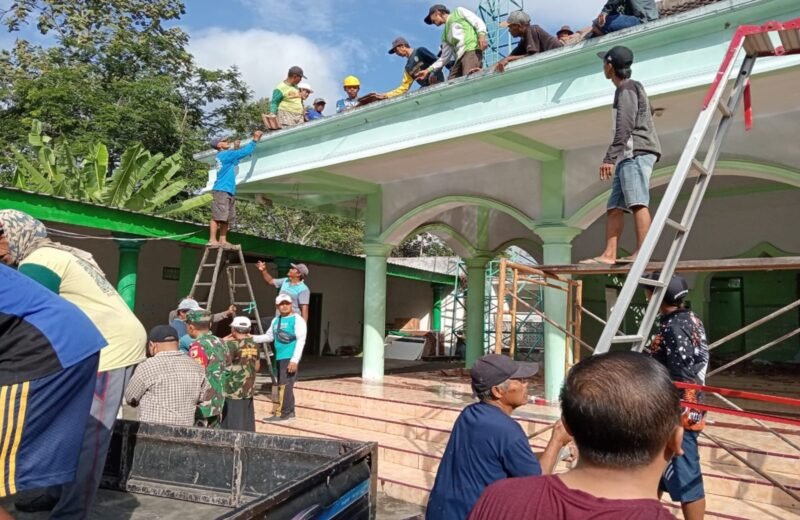 Membangun Kerukunan Dan Kebersamaan, Babinsa Karangsono Bersama Warga Gotong Royong Perehaban Masjid Baitun Nur