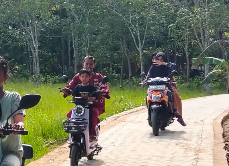 Warga Pengambau Hilir Luar Nikmati, Jalan Baru TMMD ke-124: 
