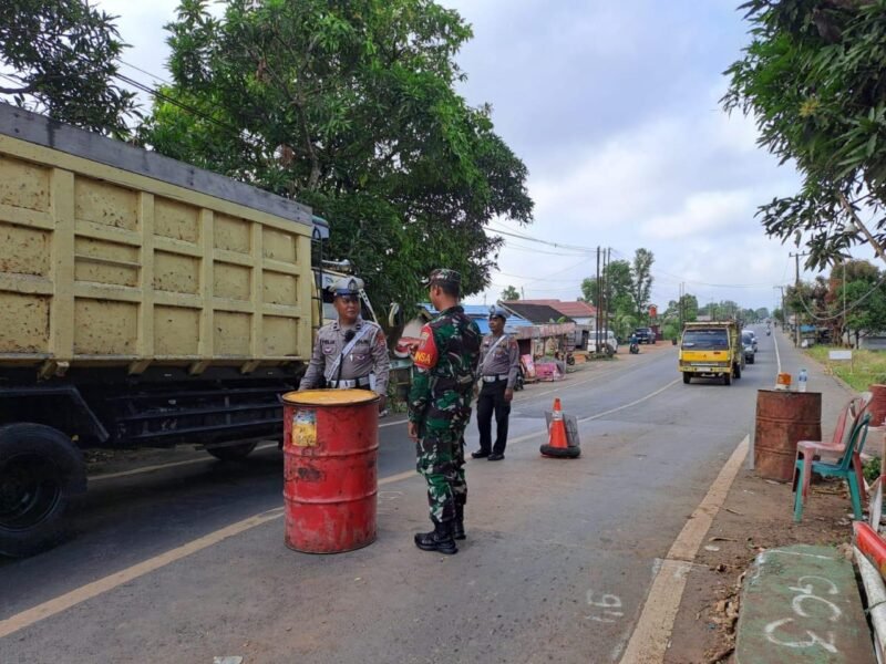 Disela Kesibukan Di Wilayah Personel Kodim 1009/Tla Sempatkan Bantu Urai Kemacetan Lalu Lintas