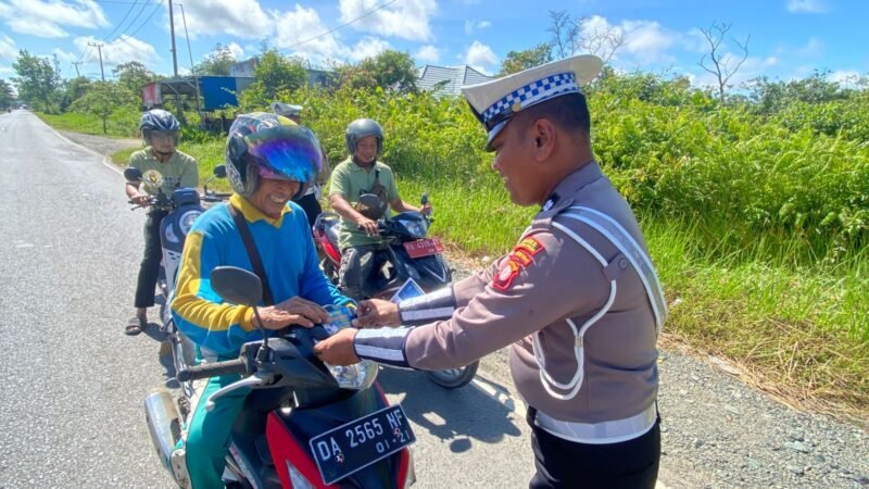Himbauan Dan Pemasangan Stiker Safety Riding Kamseltibcar Lantas Oleh Satu Lantas Polres Pulang Pisau