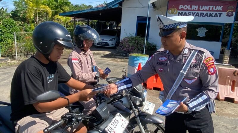 Personel Lantas Memberikan Himbauan Dan Pembagian Brosur Kamseltibcarlantas