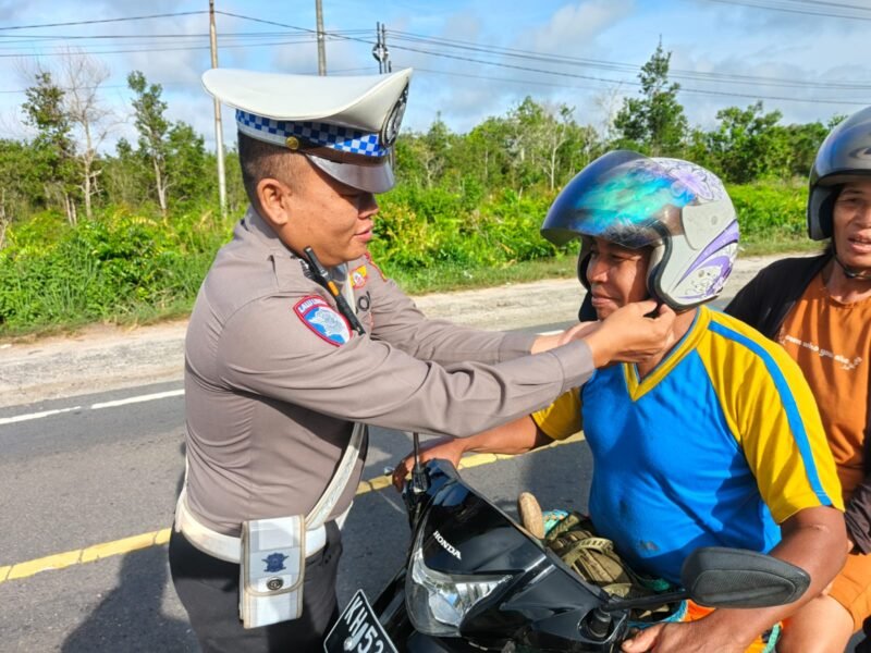 Satlantas Polres Pulang Pisau Sosialisasi Penggunaan Helm dengan Benar