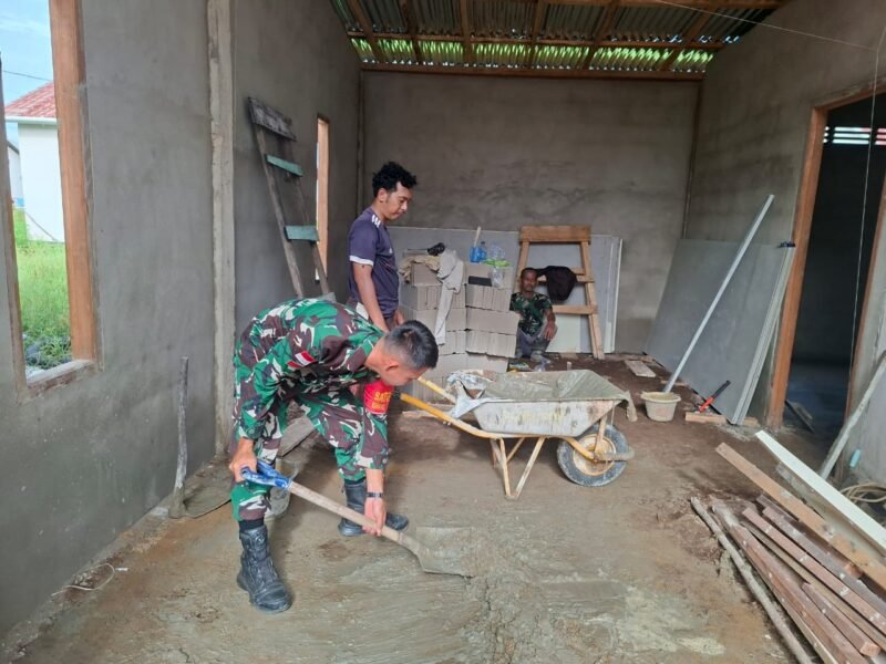 TNI Bersinergi Bersama Rakyat, Anggota Koramil 08/Paloh Bantu Warga Bangun Rumah
