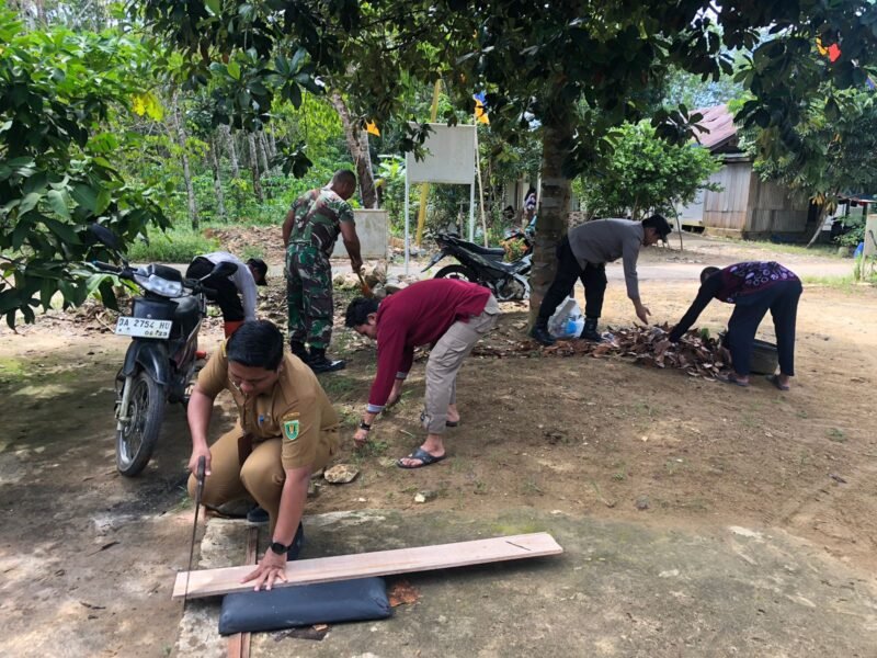Babinsa Koramil 1008-03/Tanjung Turut Gotong Royong Sambut Lomba Posyandu Tingkat Provinsi
