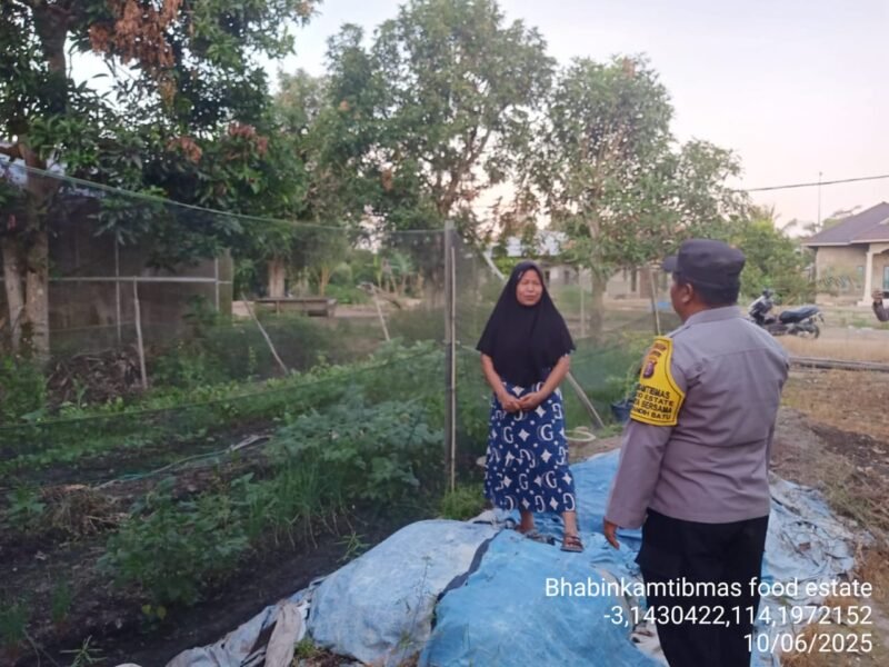 CEGAH GANGGUAN KAMTIBMAS DAN JALIN SILATURAHMI, BHABINKAMTIBMAS FOOD ESTATE SAMBANGI WARGA DESA BINAAN