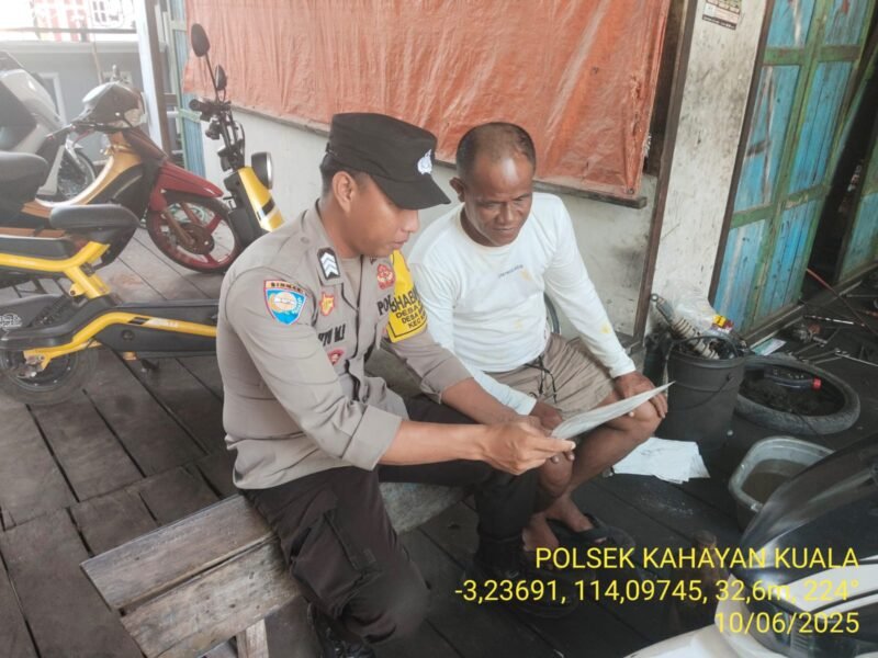 Personel Polsek Kahayan Kuala, melaksanakan sosialisasi Maklumat Kapolda Kateng terkait mengemukakan pendapat di muka umum