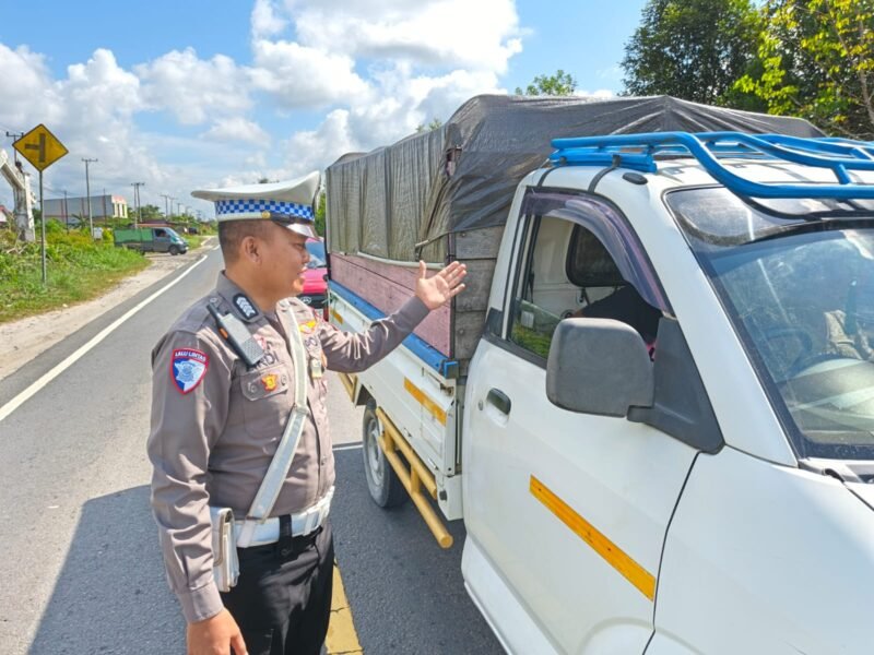Anggota Satlantas Polres Pulang Pisau, Memberi Teguran Kepada Pengemudi Yang Tidak Menggunakan Sabuk Pengaman dengan baik