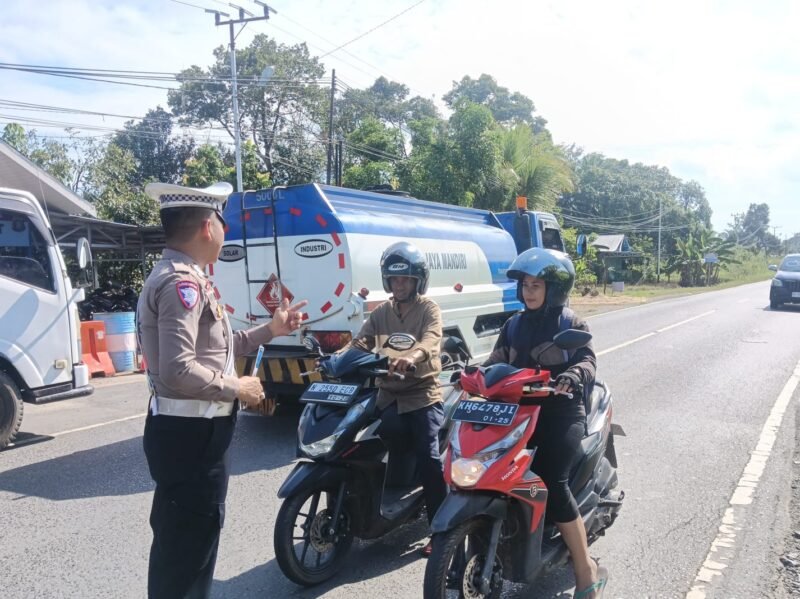 Sat Lantas Polres Pulang Pisau, Laksanakan Himbauan Kamseltibcarlantas Secara Humanis untuk Cegah Kecelakaan