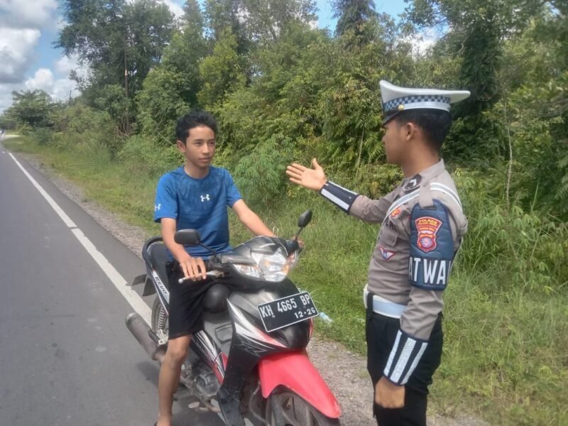 Agar Masyarakat Tertib, Dalam Berlalu Lintas, Satlantas Polres Pulang Pisau Berikan Pembinaan Kepada Pengendara Yang Tidak Memakai Helm