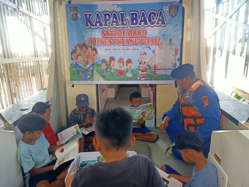 Dekatkan Buku ke Warga Perairan, Polres Pulang Pisau Luncurkan Perpustakaan Terapung Satpolairud