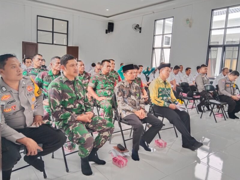 Babinsa dan Bhabinkamtibmas Kompak Hadiri Sosialisasi Pencatatan Sipil di Kelua