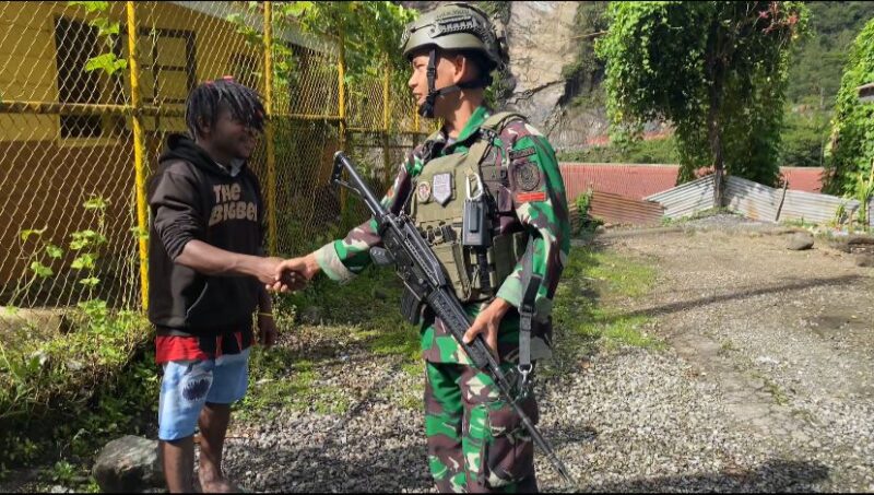 Satgas Yonif 611/Awang Long Melaksanakan Komunikasi Sosial di Kampung Banti