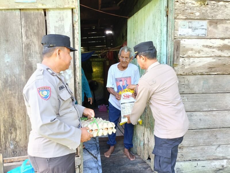 Satbinmas Polres Pulang Pisau Bagikan Sembako kepada Warga Kurang Mampu