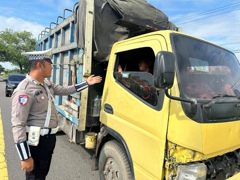 Anggota Satlantas Polres Pulang Pisau, Memberi Teguran Kepada Pengemudi Yang Tidak Menggunakan Sabuk Pengaman dengan baik