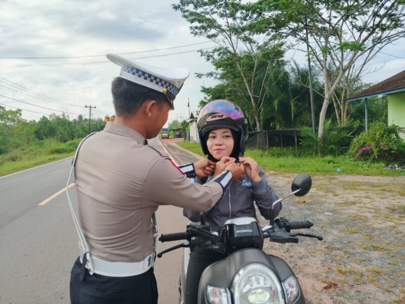 Ingatkan Pengendara Selalu Klik Helm Untuk Keselamatan