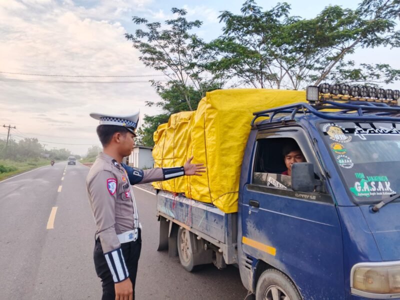 Satlantas Polres Pulang Pisau Berikan Teguran kepada Sopir Angkutan yang Bawa Muatan Melebihi Kapasitas