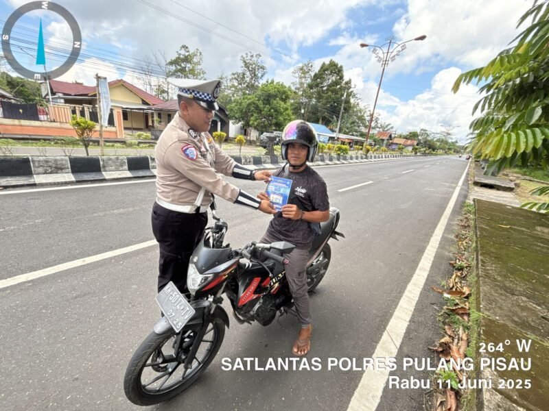 Personel Lantas Memberikan Himbauan Dan Pembagian Brosur Kamseltibcarlantas