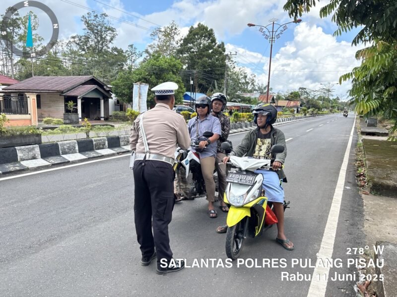 Sat Lantas Polres Pulang Pisau, Laksanakan Himbauan Kamseltibcarlantas Secara Humanis untuk Cegah Kecelakaan