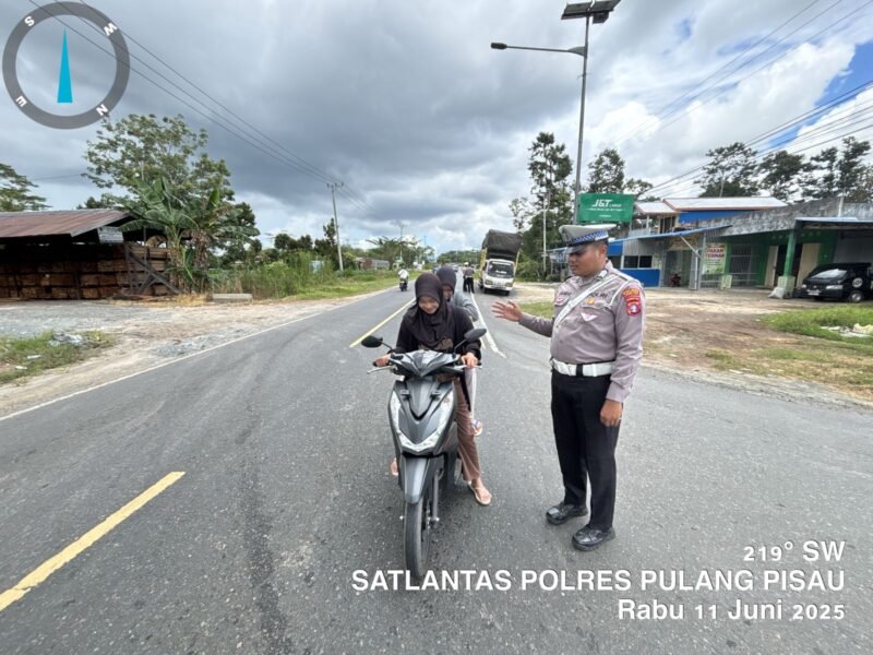 Agar Masyarakat Tertib, Dalam Berlalu Lintas, Satlantas Polres Pulang Pisau Berikan Pembinaan Kepada Pengendara Yang Tidak Memakai Helm
