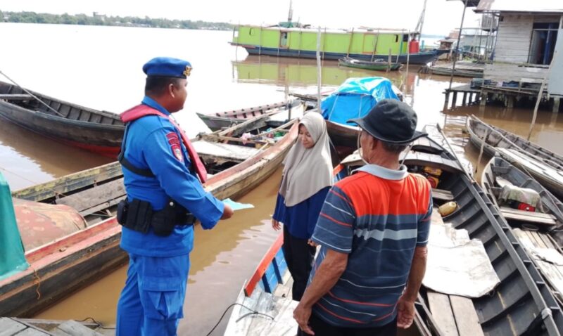 Satpolair Polres Pulang Pisau Aktif Patroli dan Edukasi Warga Pesisir Soal Kamtibmas