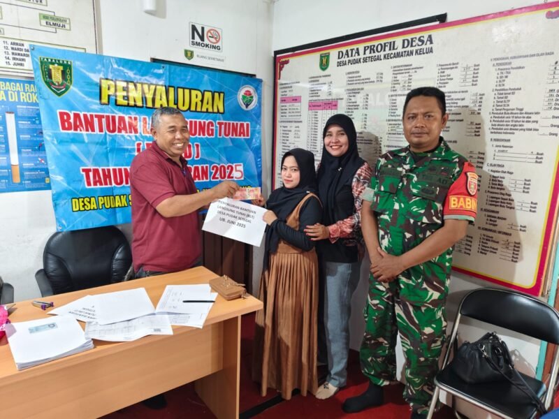 Babinsa Koramil 1008-05/Kelua Dampingi Pembagian BLT Di Desa Pudak Setegal