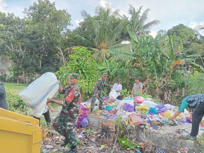 Peduli Lingkungan Personel, Kodim 1009/Tla Bersama Warga Bersihkan Sampah Yang Berserakan