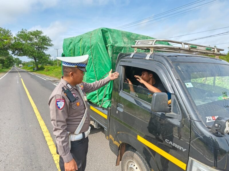 Anggota Satlantas Polres Pulang Pisau, Memberi Teguran Kepada Pengemudi Yang Tidak Menggunakan Sabuk Pengaman dengan baik
