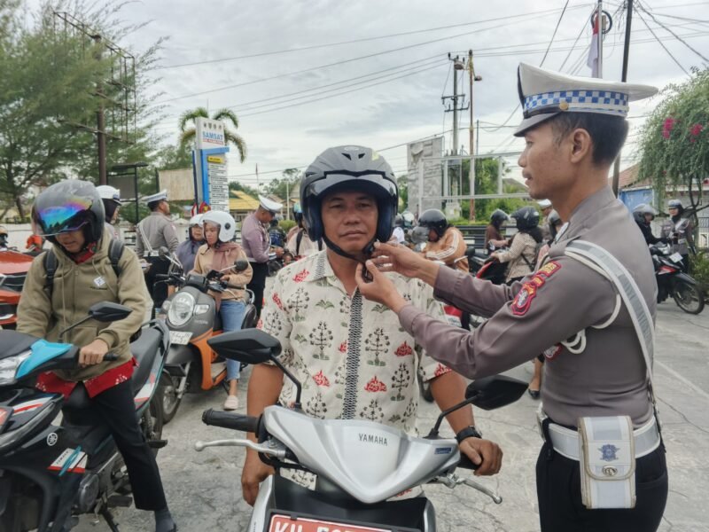 Ingatkan Pengendara, Selalu Klik Helm Untuk Keselamatan