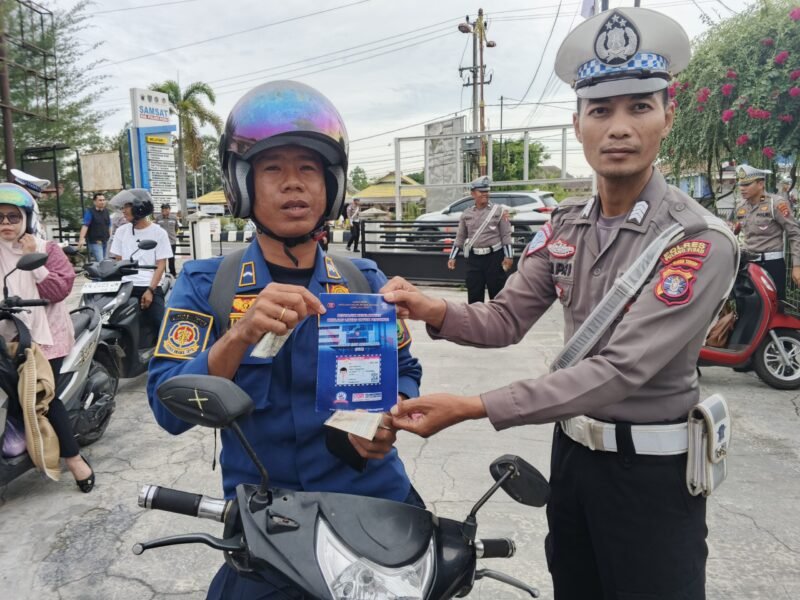 Personel Lantas Memberikan Himbauan, Dan Pembagian Brosur Kamseltibcarlantas