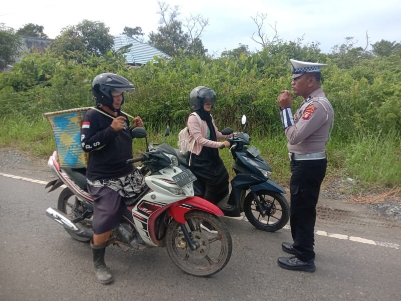 Sat Lantas Polres Pulang Pisau, Laksanakan Himbauan Kamseltibcarlantas Secara Humanis untuk Cegah Kecelakaan