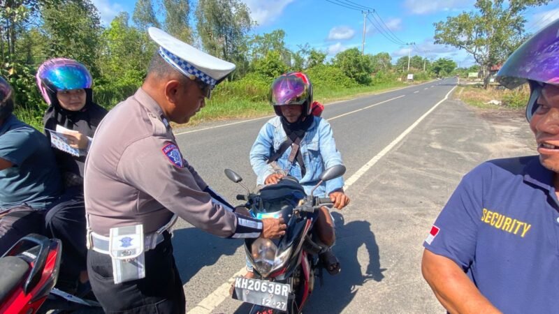 Himbauan Dan Pemasangan Stiker, Safety Riding Kamseltibcar Lantas Oleh Satu Lantas Polres Pulang Pisau
