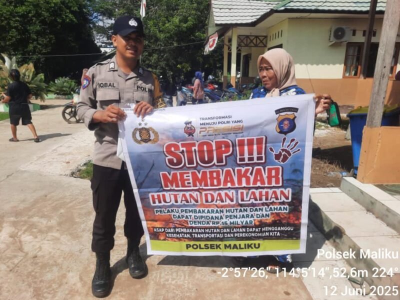 Sambangi Warga di Desa Binaannya, Bhabinkamtibmas Polsek Maliku Sosialisasi Himbauan Larangan Karhutla